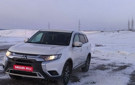 Mitsubishi Outlander III рестайлинг 3, 2019 год, 2 050 000 рублей, 6 фотография