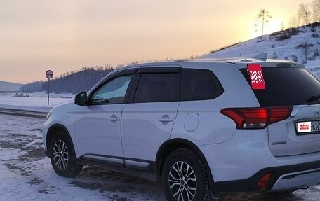 Mitsubishi Outlander III рестайлинг 3, 2019 год, 2 050 000 рублей, 8 фотография
