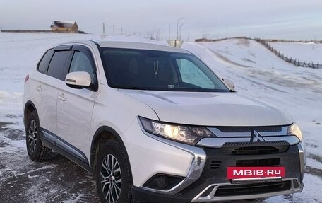 Mitsubishi Outlander III рестайлинг 3, 2019 год, 2 050 000 рублей, 4 фотография