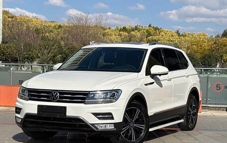 Volkswagen Tiguan II, 2020 год, 2 090 000 рублей, 2 фотография
