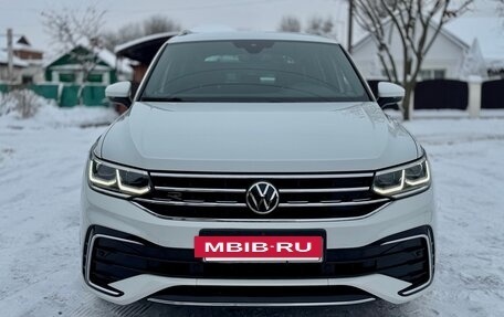 Volkswagen Tiguan II, 2020 год, 3 739 000 рублей, 3 фотография
