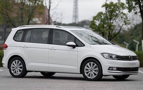 Volkswagen Touran III, 2021 год, 1 690 000 рублей, 1 фотография
