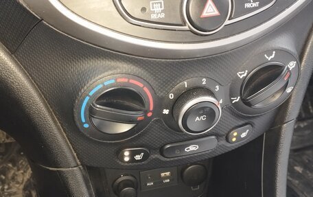 Hyundai Solaris II рестайлинг, 2015 год, 950 000 рублей, 10 фотография