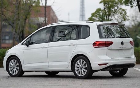 Volkswagen Touran III, 2021 год, 1 690 000 рублей, 4 фотография