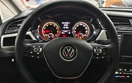 Volkswagen Touran III, 2021 год, 1 690 000 рублей, 7 фотография