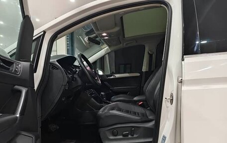 Volkswagen Touran III, 2021 год, 1 690 000 рублей, 6 фотография