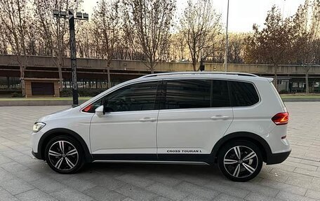 Volkswagen Touran III, 2021 год, 1 720 000 рублей, 6 фотография