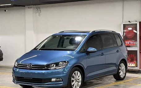 Volkswagen Touran III, 2021 год, 1 710 000 рублей, 2 фотография