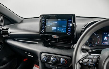 Toyota Yaris, 2020 год, 1 290 000 рублей, 11 фотография