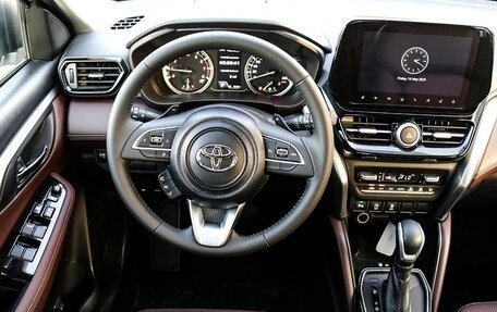 Toyota Urban Cruiser, 2025 год, 3 210 000 рублей, 8 фотография