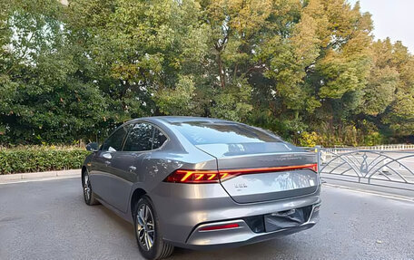 BYD Qin, 2024 год, 1 770 000 рублей, 5 фотография