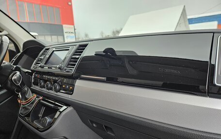 Volkswagen Multivan T6 рестайлинг, 2017 год, 4 500 000 рублей, 14 фотография