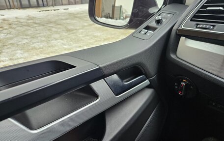 Volkswagen Multivan T6 рестайлинг, 2017 год, 4 500 000 рублей, 8 фотография