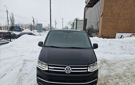 Volkswagen Multivan T6 рестайлинг, 2017 год, 4 500 000 рублей, 26 фотография