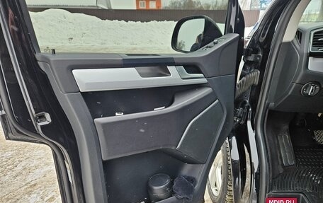 Volkswagen Multivan T6 рестайлинг, 2017 год, 4 500 000 рублей, 22 фотография