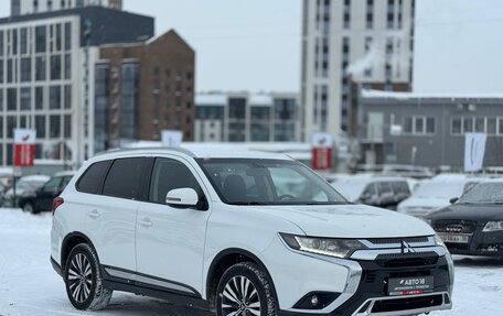 Mitsubishi Outlander III рестайлинг 3, 2019 год, 2 249 000 рублей, 4 фотография