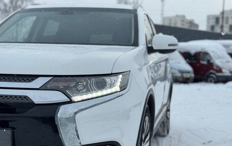 Mitsubishi Outlander III рестайлинг 3, 2019 год, 2 249 000 рублей, 8 фотография