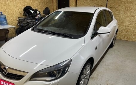 Opel Astra J, 2011 год, 730 000 рублей, 2 фотография
