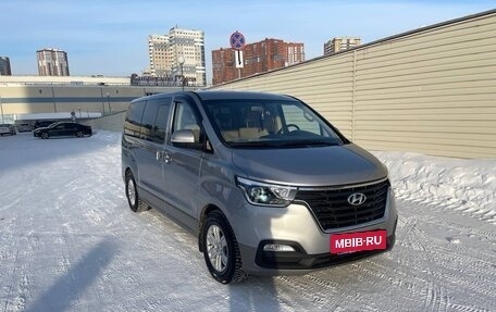 Hyundai H-1 II рестайлинг, 2018 год, 3 000 000 рублей, 4 фотография