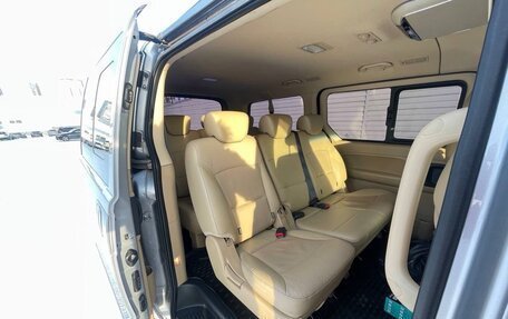 Hyundai H-1 II рестайлинг, 2018 год, 3 000 000 рублей, 24 фотография