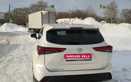 Toyota Highlander, 2021 год, 4 700 000 рублей, 3 фотография