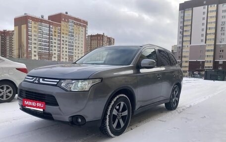 Mitsubishi Outlander III рестайлинг 3, 2013 год, 1 370 000 рублей, 2 фотография