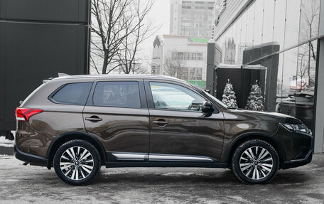 Mitsubishi Outlander III рестайлинг 3, 2020 год, 2 090 000 рублей, 4 фотография