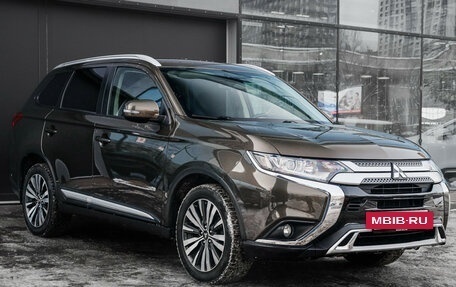 Mitsubishi Outlander III рестайлинг 3, 2020 год, 2 090 000 рублей, 3 фотография