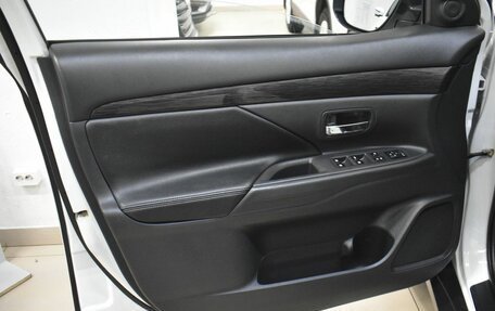 Mitsubishi Outlander III рестайлинг 3, 2016 год, 1 699 000 рублей, 10 фотография