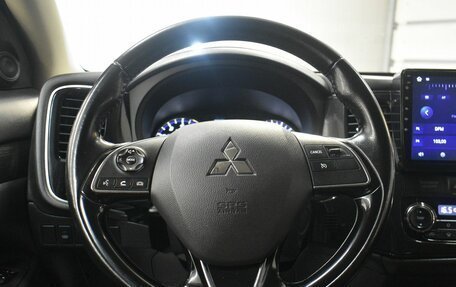 Mitsubishi Outlander III рестайлинг 3, 2016 год, 1 699 000 рублей, 6 фотография