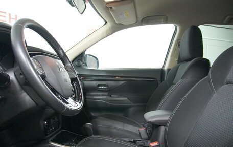 Mitsubishi Outlander III рестайлинг 3, 2019 год, 2 620 000 рублей, 9 фотография