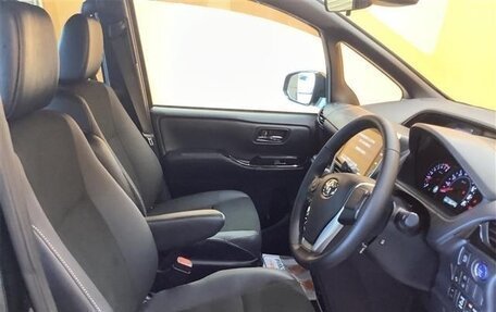 Toyota Noah III, 2018 год, 1 980 000 рублей, 6 фотография