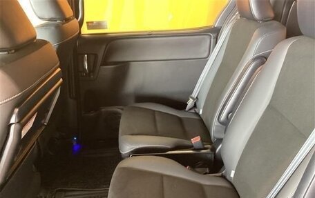 Toyota Noah III, 2018 год, 1 980 000 рублей, 9 фотография