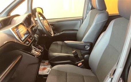 Toyota Noah III, 2018 год, 1 980 000 рублей, 7 фотография