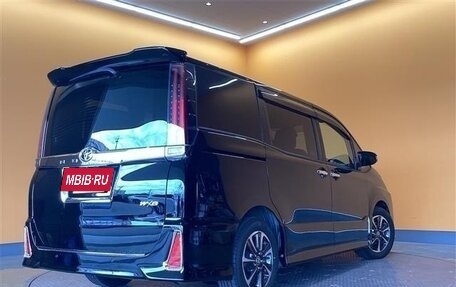 Toyota Noah III, 2018 год, 1 980 000 рублей, 5 фотография