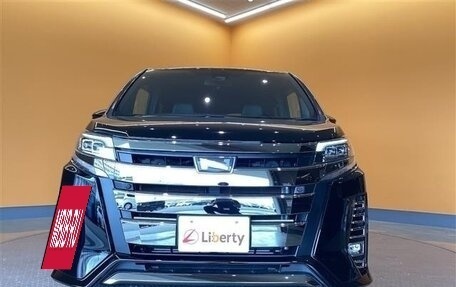 Toyota Noah III, 2018 год, 1 980 000 рублей, 2 фотография