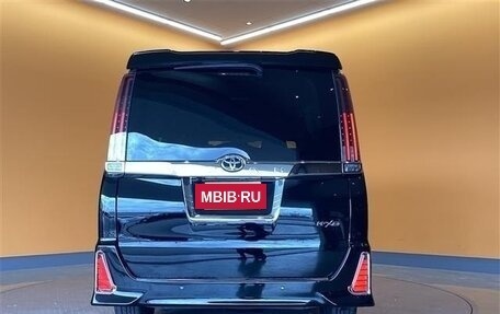 Toyota Noah III, 2018 год, 1 980 000 рублей, 4 фотография