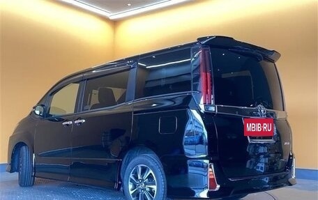 Toyota Noah III, 2018 год, 1 980 000 рублей, 3 фотография