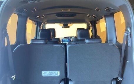 Toyota Noah III, 2018 год, 1 980 000 рублей, 17 фотография