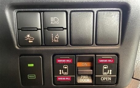 Toyota Noah III, 2018 год, 1 980 000 рублей, 11 фотография