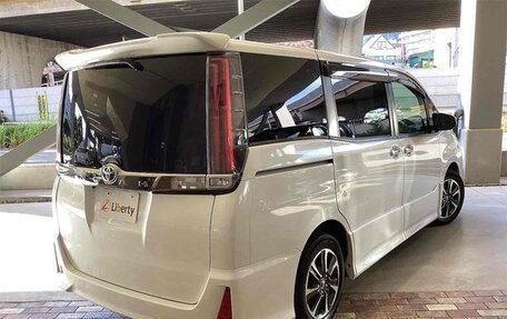 Toyota Noah III, 2018 год, 1 880 000 рублей, 3 фотография