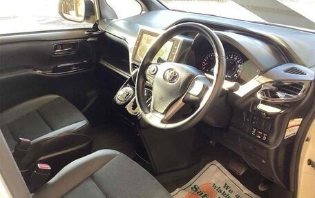 Toyota Noah III, 2018 год, 1 880 000 рублей, 7 фотография