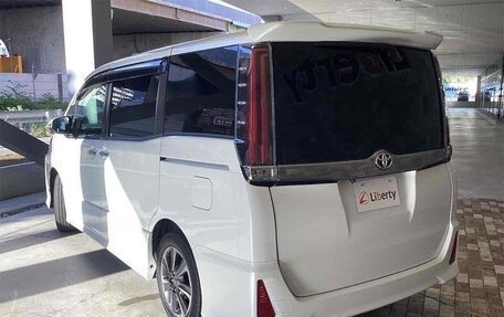 Toyota Noah III, 2018 год, 1 880 000 рублей, 5 фотография