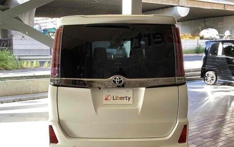 Toyota Noah III, 2018 год, 1 880 000 рублей, 4 фотография