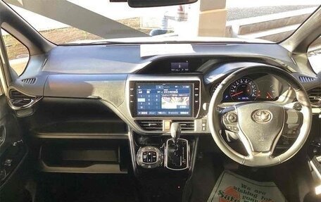 Toyota Noah III, 2018 год, 1 880 000 рублей, 6 фотография