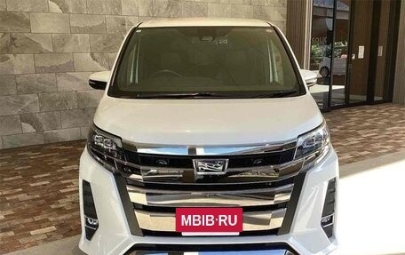 Toyota Noah III, 2018 год, 1 880 000 рублей, 2 фотография