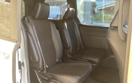 Toyota Noah III, 2018 год, 1 880 000 рублей, 12 фотография