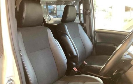 Toyota Noah III, 2018 год, 1 880 000 рублей, 10 фотография