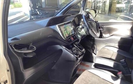 Toyota Noah III, 2018 год, 1 880 000 рублей, 9 фотография