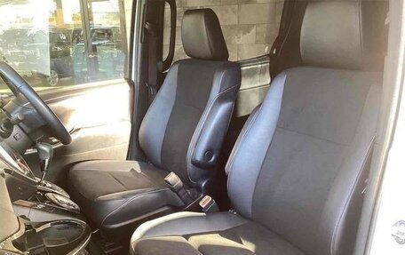 Toyota Noah III, 2018 год, 1 880 000 рублей, 11 фотография